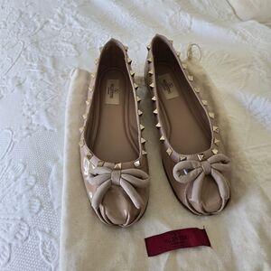 Valentino Garavani Patent Leather Ballet Flats with Bow Size 38, Tan